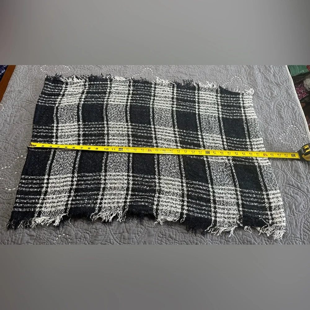 G.H. Bass & Co Women’s Navy/White/Black Plaid Woven Scarf NWT